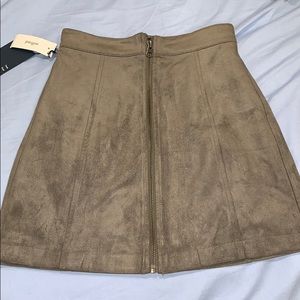 ARITZIA SKIRT. Xxs. BNWT. Dark olive Leah skirt